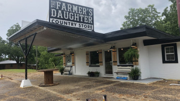 The Farmer's Daughter Country Store outside