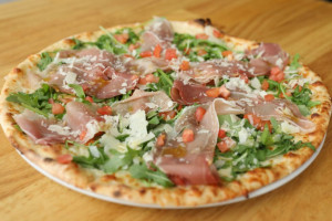 Mister O1 Extraordinary Pizza Mizner food