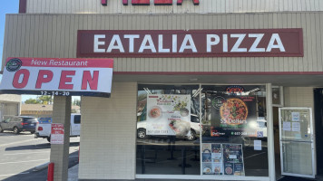 Eatalia Pizza outside