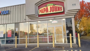 Papa Johns Pizza outside