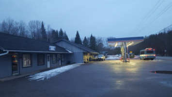 Drummond Island Ez Mart outside