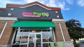 Sweet Frog Frozen Yogurt outside