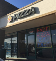 Fast Pizza outside