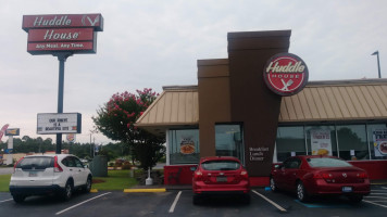 Huddle House outside