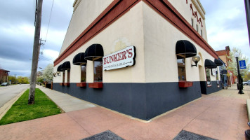 Bunker's Smokehouse Grill outside