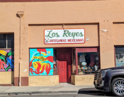 Los Reyes outside