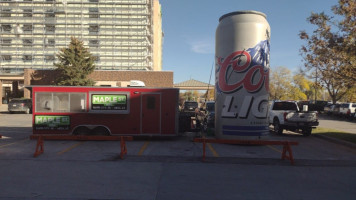 Maple Street Bbq outside