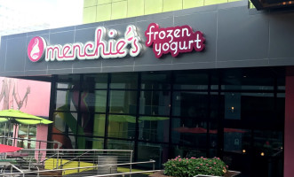 Menchie's Frozen Yogurt outside