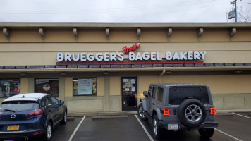 Bruegger's Bagels outside