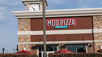 Mod Pizza inside