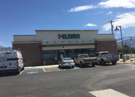 7-eleven outside