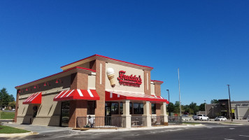 Freddy's Frozen Custard Steakburgers outside