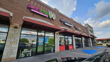 Sweetfrog outside