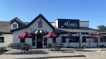 Mimi's Cafe outside