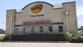 Taco Bueno outside