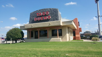 Taco Bueno outside