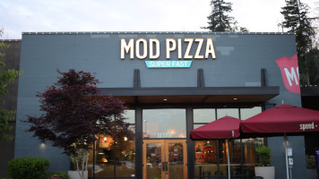 Mod Pizza outside