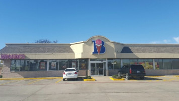 Braum's Ice Cream Dairy Store outside