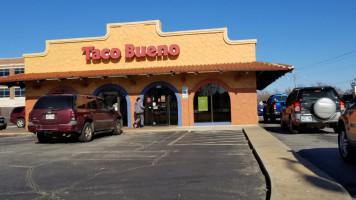 Taco Bueno outside