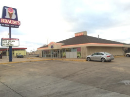 Braum's Ice Cream Dairy Store outside