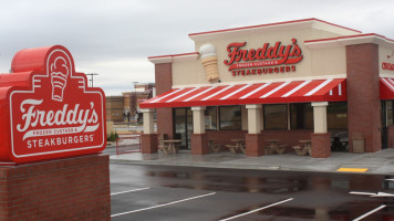 Freddy's Frozen Custard Steakburgers outside