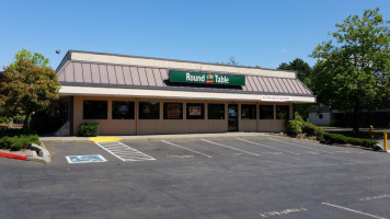 Round Table Pizza outside