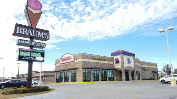 Braum's Ice Cream Dairy Store outside