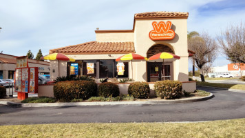 Wienerschnitzel outside