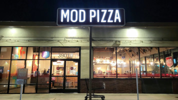 Mod Pizza food