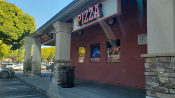 Mountain Mike's Pizza outside