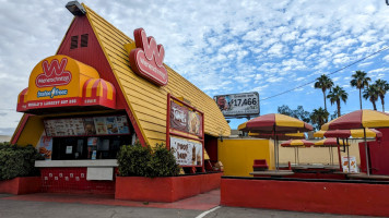 Wienerschnitzel outside