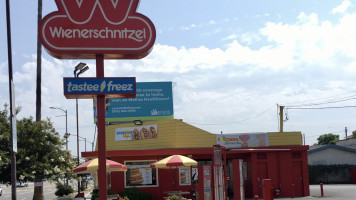 Wienerschnitzel outside