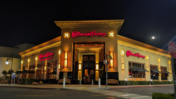 The Cheesecake Factory outside