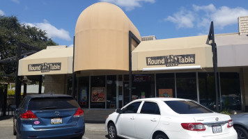 Round Table Pizza outside