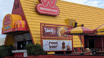 Wienerschnitzel outside