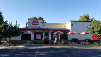 Wienerschnitzel outside