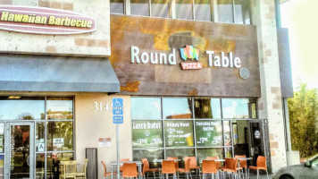 Round Table Pizza outside