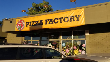 Pizza Factory outside