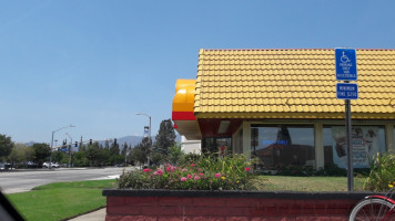 Wienerschnitzel outside