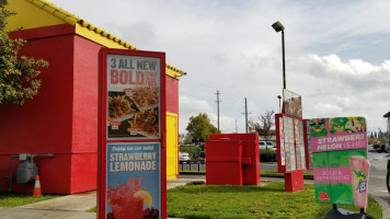 Wienerschnitzel outside