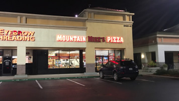 Mountain Mike's Pizza food