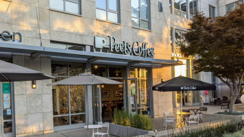 Peet's Coffee outside