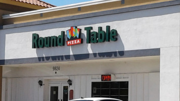 Round Table Pizza food