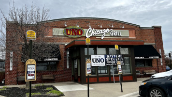 Uno Pizzeria Grill outside