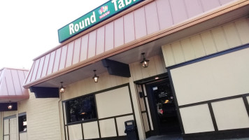 Round Table Pizza inside