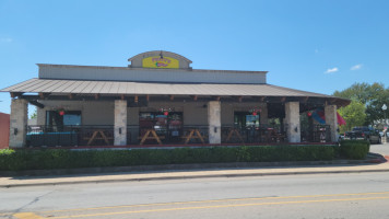 Fuzzy's Taco Shop outside