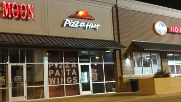 Pizza Hut outside