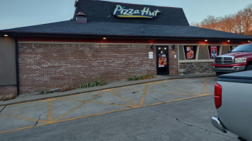 Pizza Hut outside