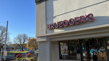 Bruegger's Bagels outside