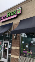 Sweetfrog outside